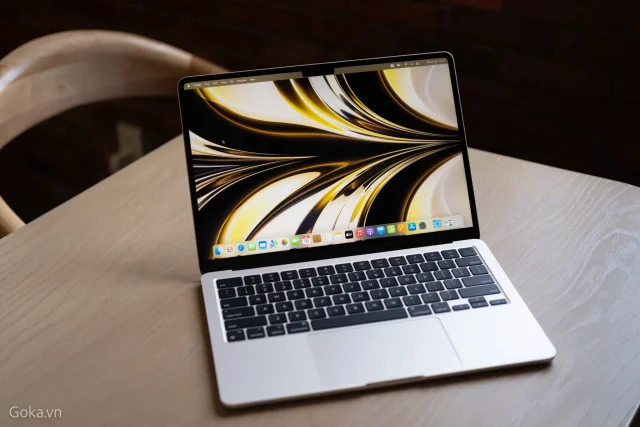 Trên tay MacBook Air M2, thiết kế máy rất đẹp, mỏng nhẹ là yếu tố giá trị nhất