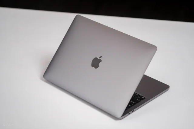 Trên tay MacBook Pro 13-inch M2: thiết kế cũ nhưng vẫn đẹp, trang bị chip M2 mạnh mẽ